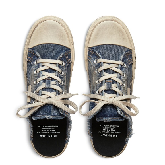 BALENCIAGA PARIS MULE & Backpack w/box
Paris Mule blue destroyed denim & rubber - Picture 9 of 17